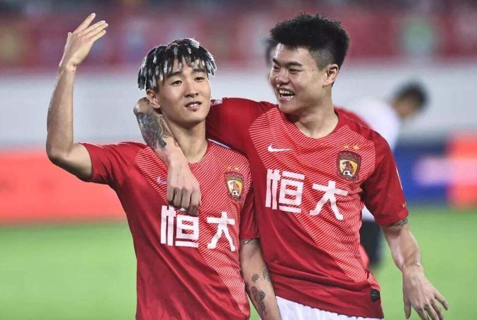 说完，让人把她拖到一边。